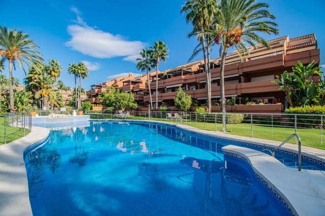 2 chambre Appartement à vendre à Puerto Banus, Marbella avec piscine garage - 850 000 € (Ref: 8813597)