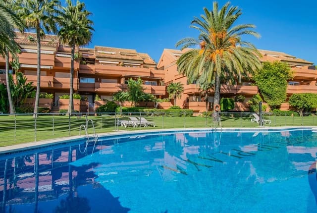 2 sypialnia Apartament na sprzedaż w Puerto Banus, Marbella z basenem garażem - 750 000 € (Ref: 8813597)