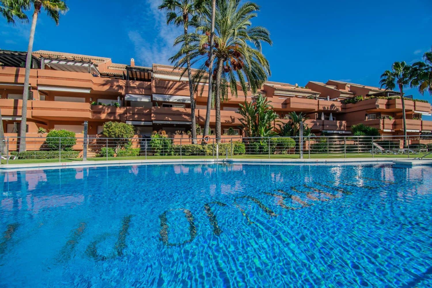 2 chambre Appartement à vendre à Puerto Banus avec piscine garage - 850 000 € (Ref: 8813597)