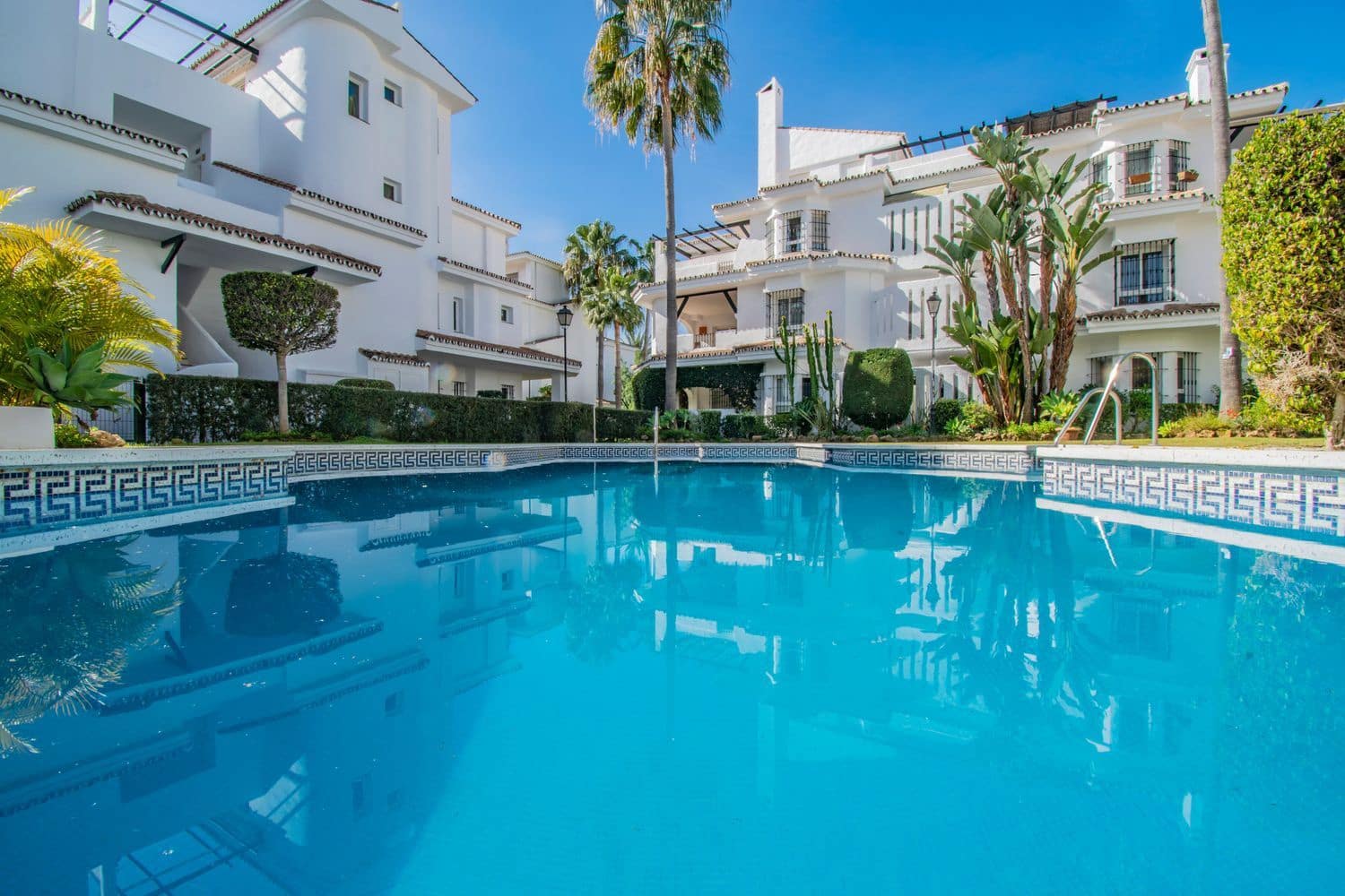 2 bedroom Apartment for sale in Nueva Andalucia with pool garage - € 409,500 (Ref: 8821190)
