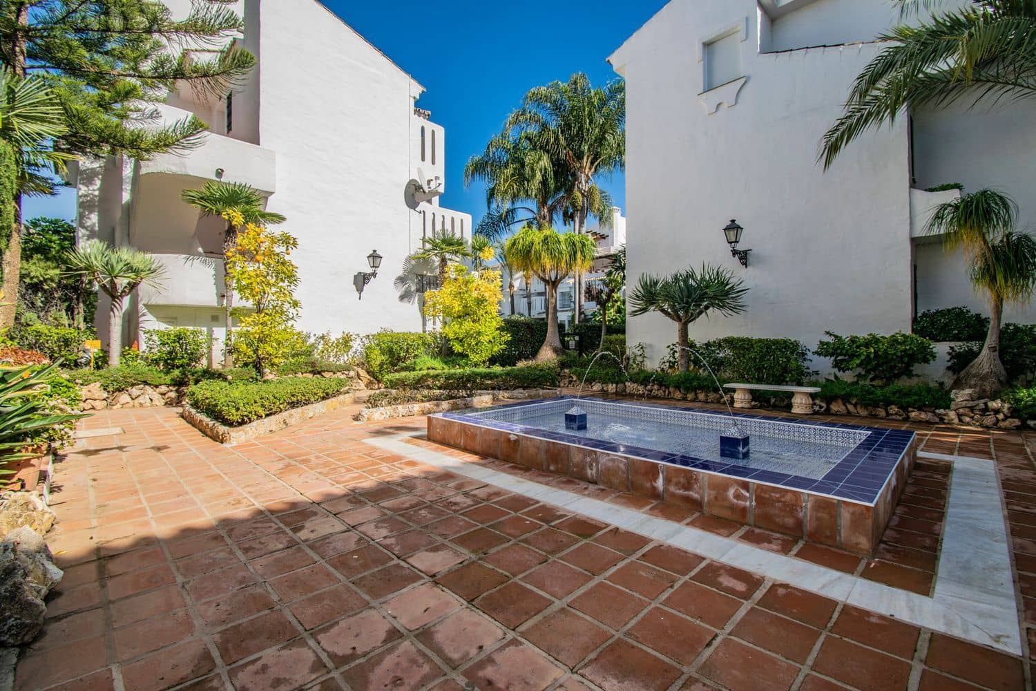2 bedroom Apartment for sale in Nueva Andalucia with pool garage - € 409,500 (Ref: 8821190)