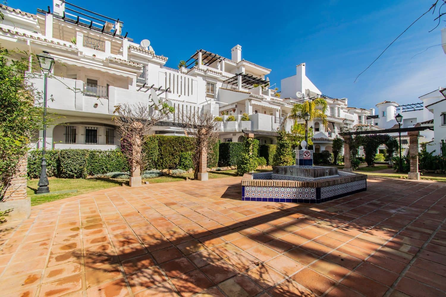 2 bedroom Apartment for sale in Nueva Andalucia with pool garage - € 409,500 (Ref: 8821190)