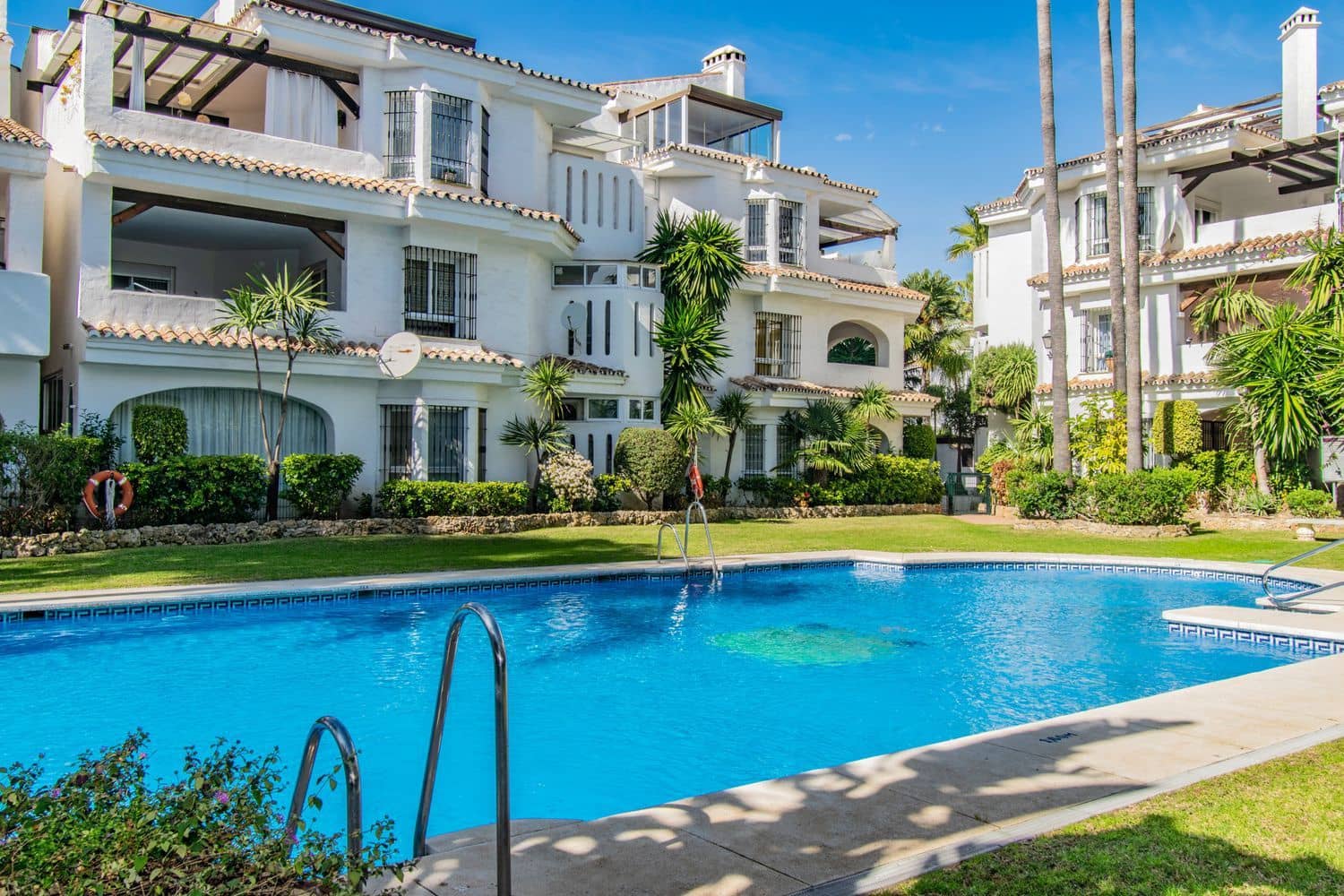 2 bedroom Apartment for sale in Nueva Andalucia with pool garage - € 409,500 (Ref: 8821190)