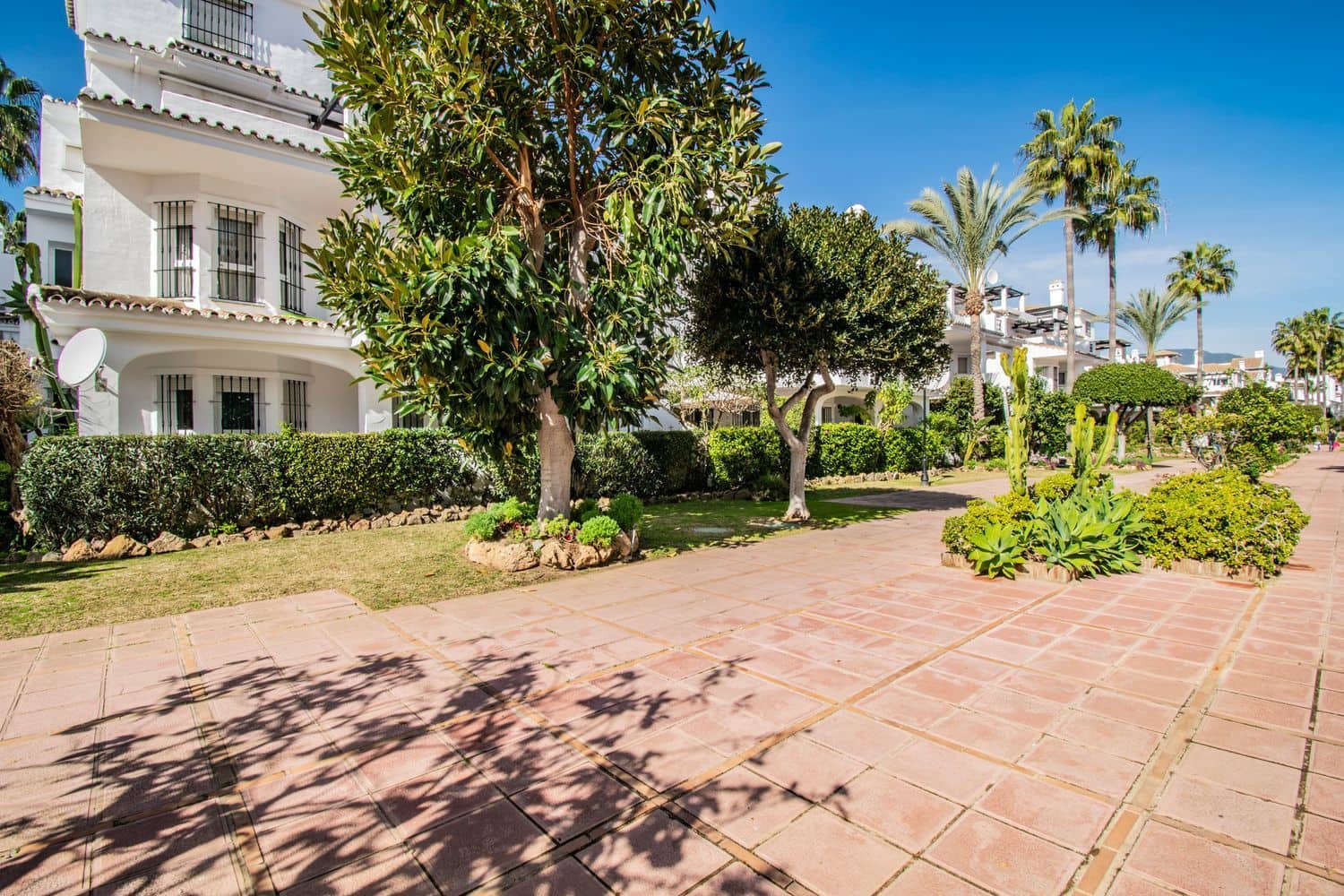 2 bedroom Apartment for sale in Nueva Andalucia with pool garage - € 409,500 (Ref: 8821190)
