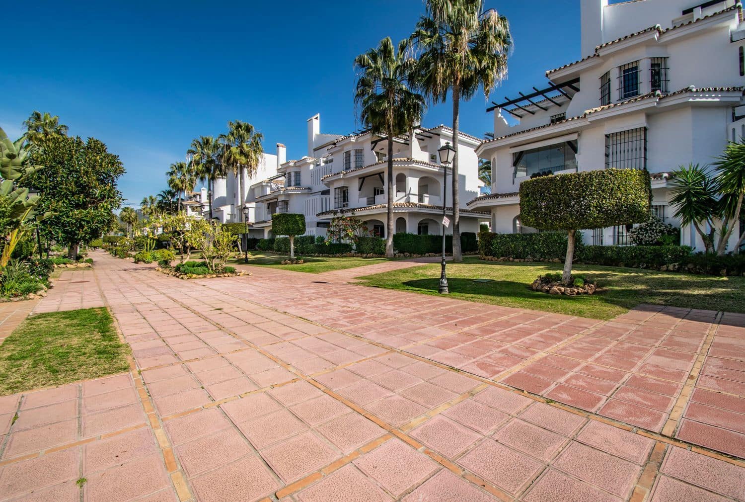 2 bedroom Apartment for sale in Nueva Andalucia with pool garage - € 409,500 (Ref: 8821190)