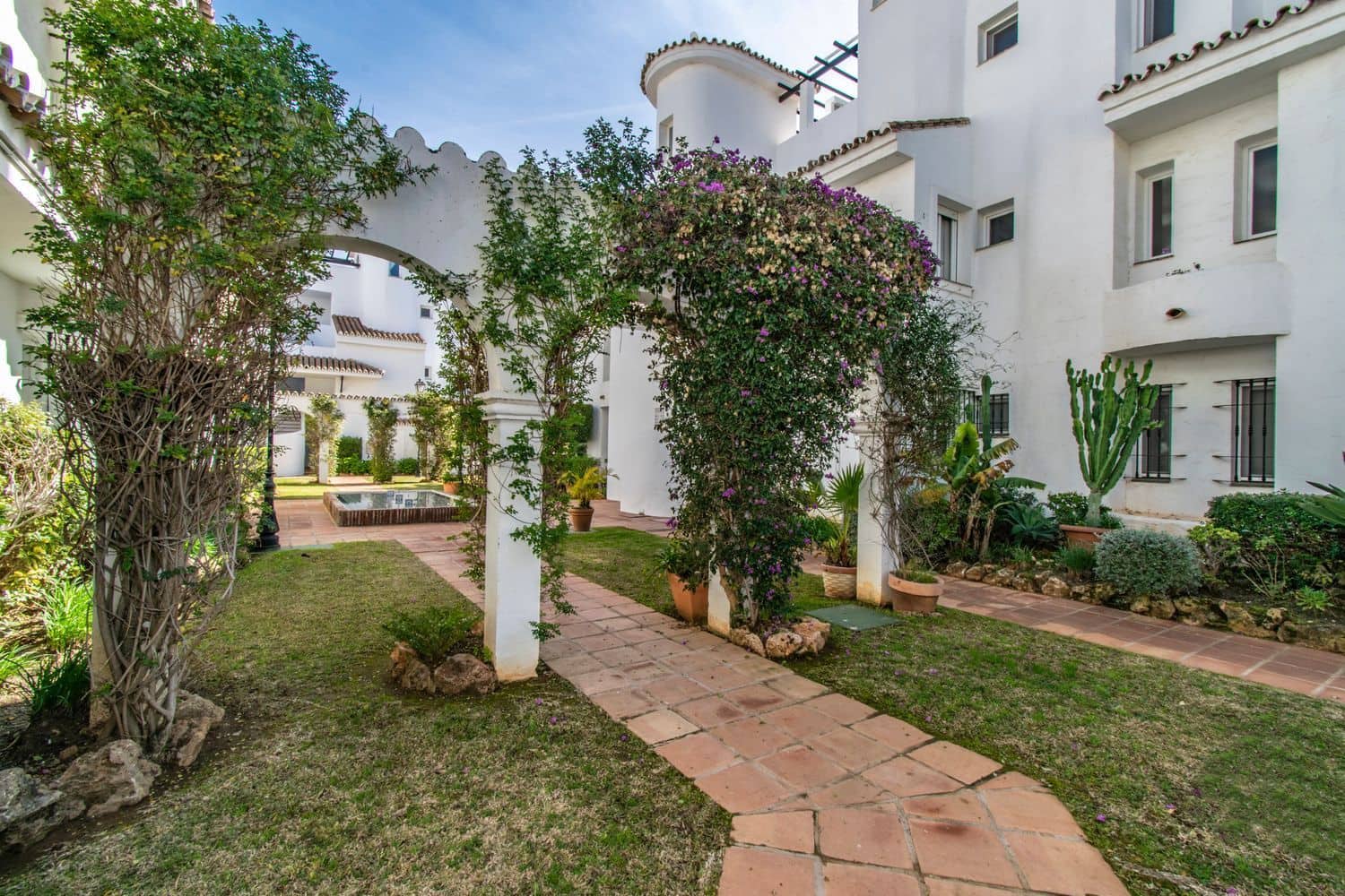 2 bedroom Apartment for sale in Nueva Andalucia with pool garage - € 409,500 (Ref: 8821190)