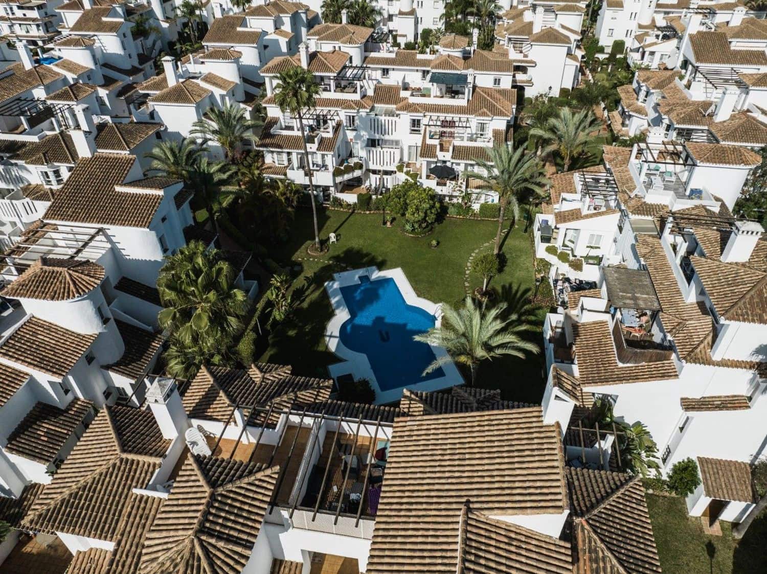 2 bedroom Apartment for sale in Nueva Andalucia with pool garage - € 409,500 (Ref: 8821190)