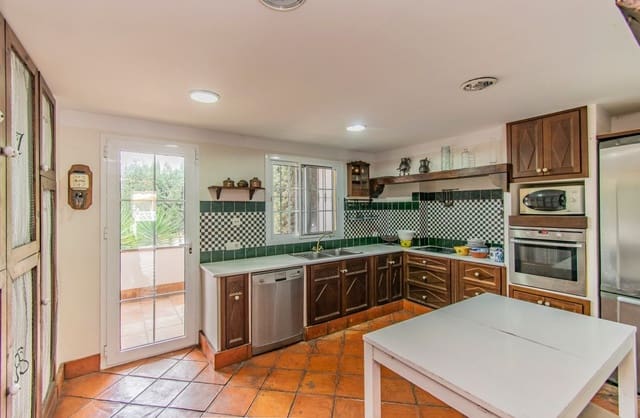 4 sovrum Hus till salu i San Pedro de Alcántara Pueblo, Marbella med pool garage - 949 000 € (Ref: 8828471)