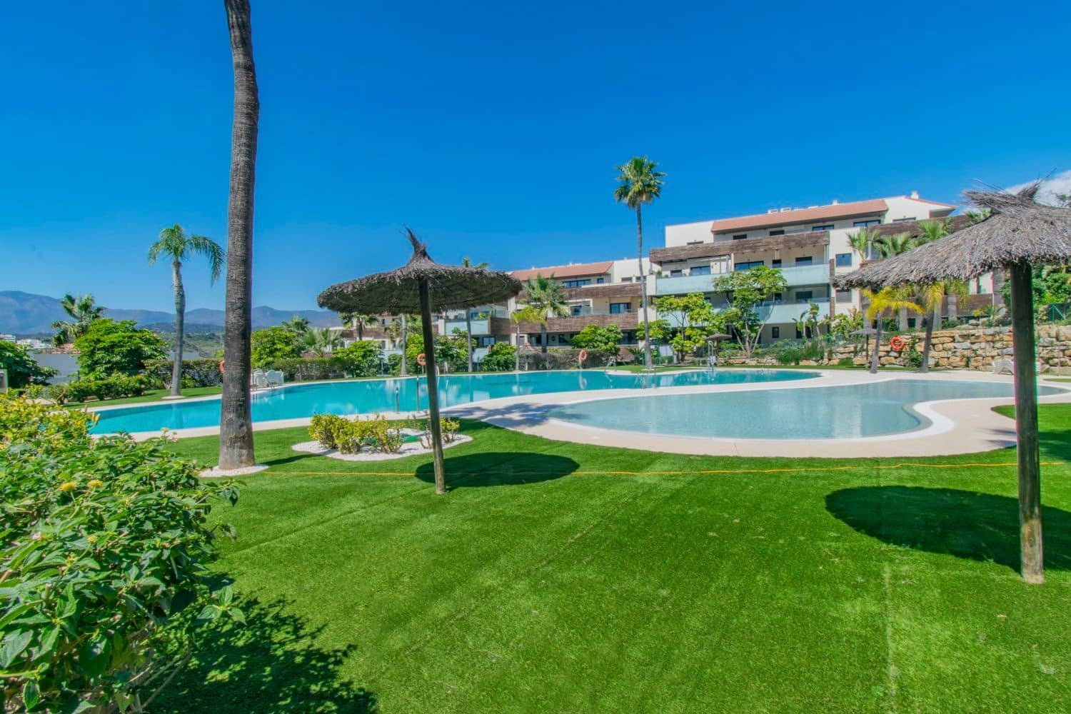 2 soverom Leilighet til salgs i Los Flamingos med svømmebasseng garasje - € 395 000 (Ref: 8844207)