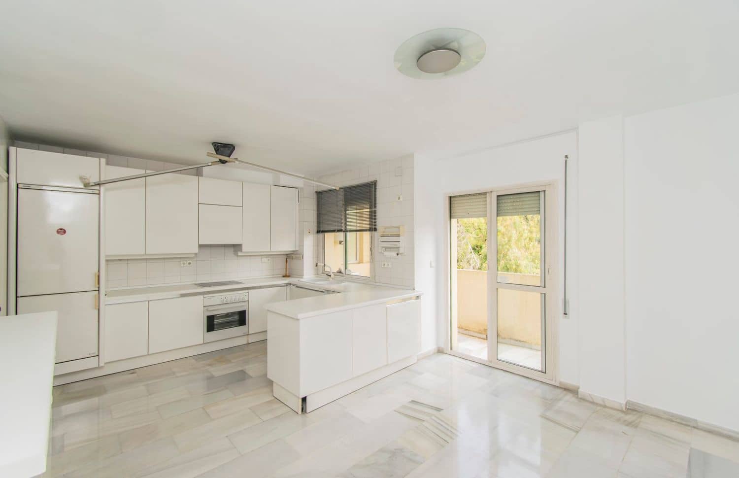 4 bedroom Apartment for sale in Marbella with garage - € 779,000 (Ref: 8912590)