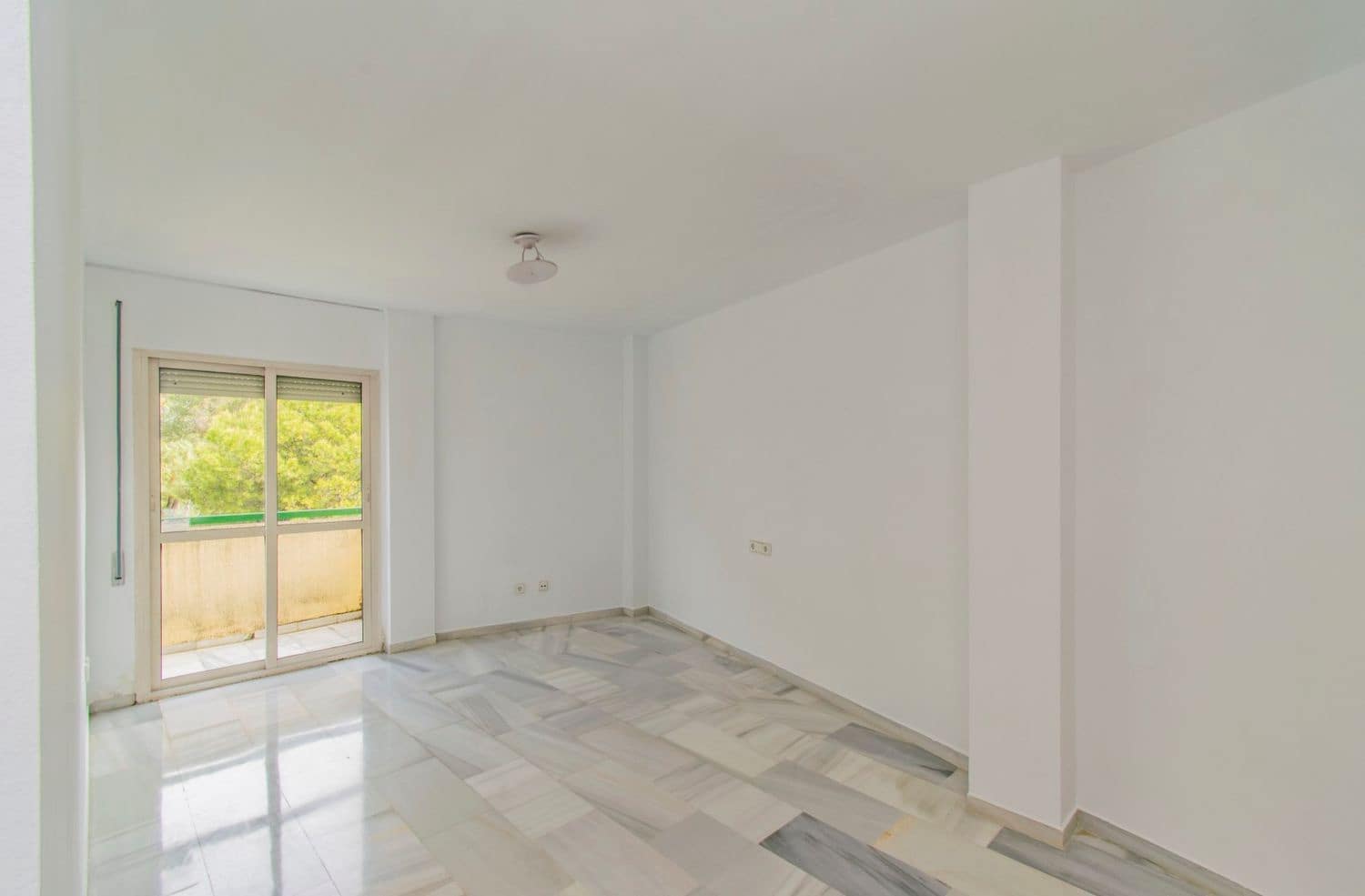 4 bedroom Apartment for sale in Marbella with garage - € 779,000 (Ref: 8912590)