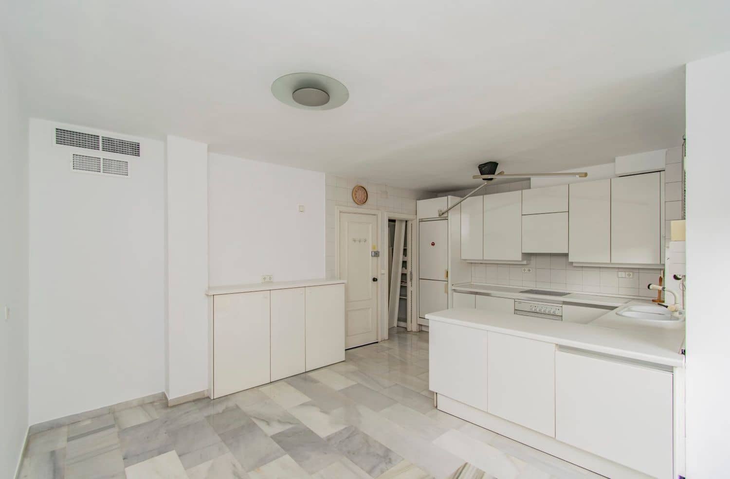 4 bedroom Apartment for sale in Marbella with garage - € 779,000 (Ref: 8912590)