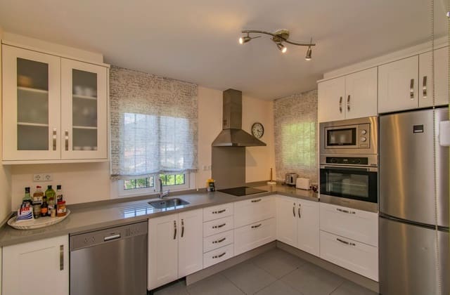 Chalet de 4 habitaciones en Huerta del Prado - La Montua, Marbella en venta con piscina garaje - 965.000 € (Ref: 8980114)