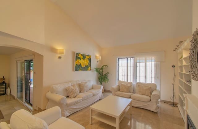 Chalet de 4 habitaciones en Huerta del Prado - La Montua, Marbella en venta con piscina garaje - 965.000 € (Ref: 8980114)