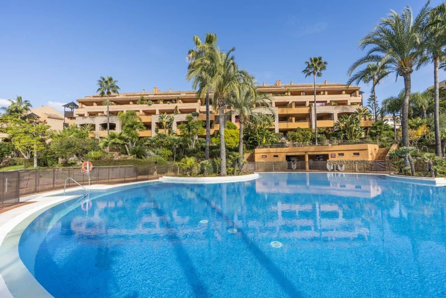 Apartamento de 3 habitaciones en Bahía de Marbella en venta con piscina garaje - 1.100.000 € (Ref: 9008466)