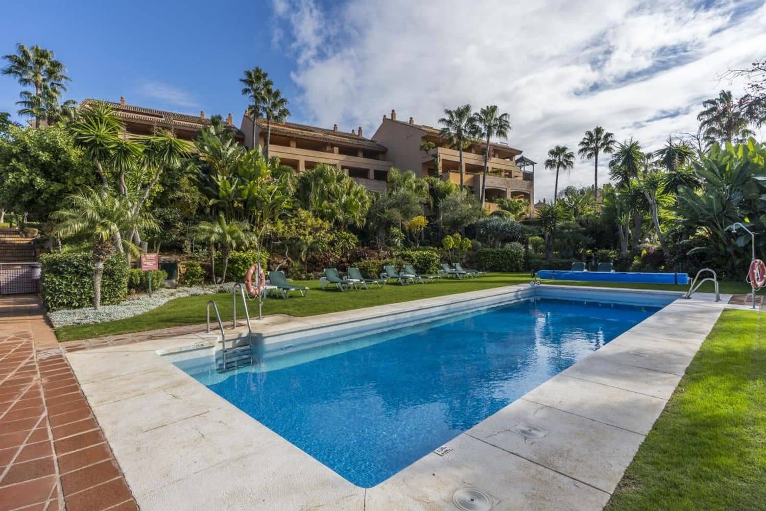 Apartamento de 3 habitaciones en Bahía de Marbella en venta con piscina garaje - 1.100.000 € (Ref: 9008466)