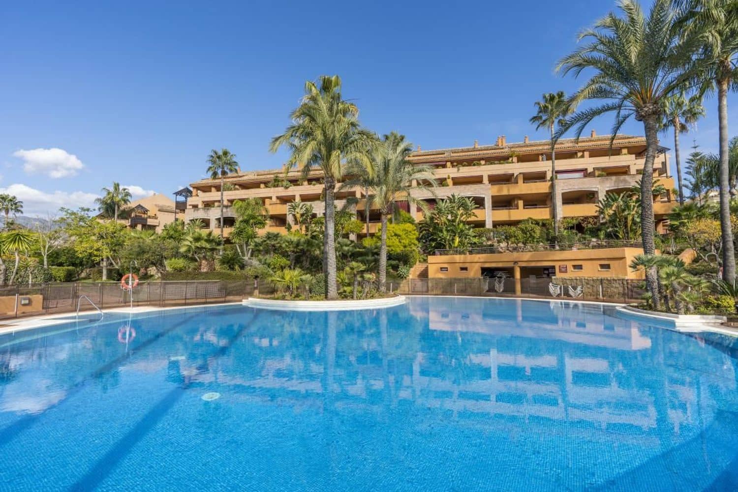 Apartamento de 3 habitaciones en Bahía de Marbella en venta con piscina garaje - 1.100.000 € (Ref: 9008466)