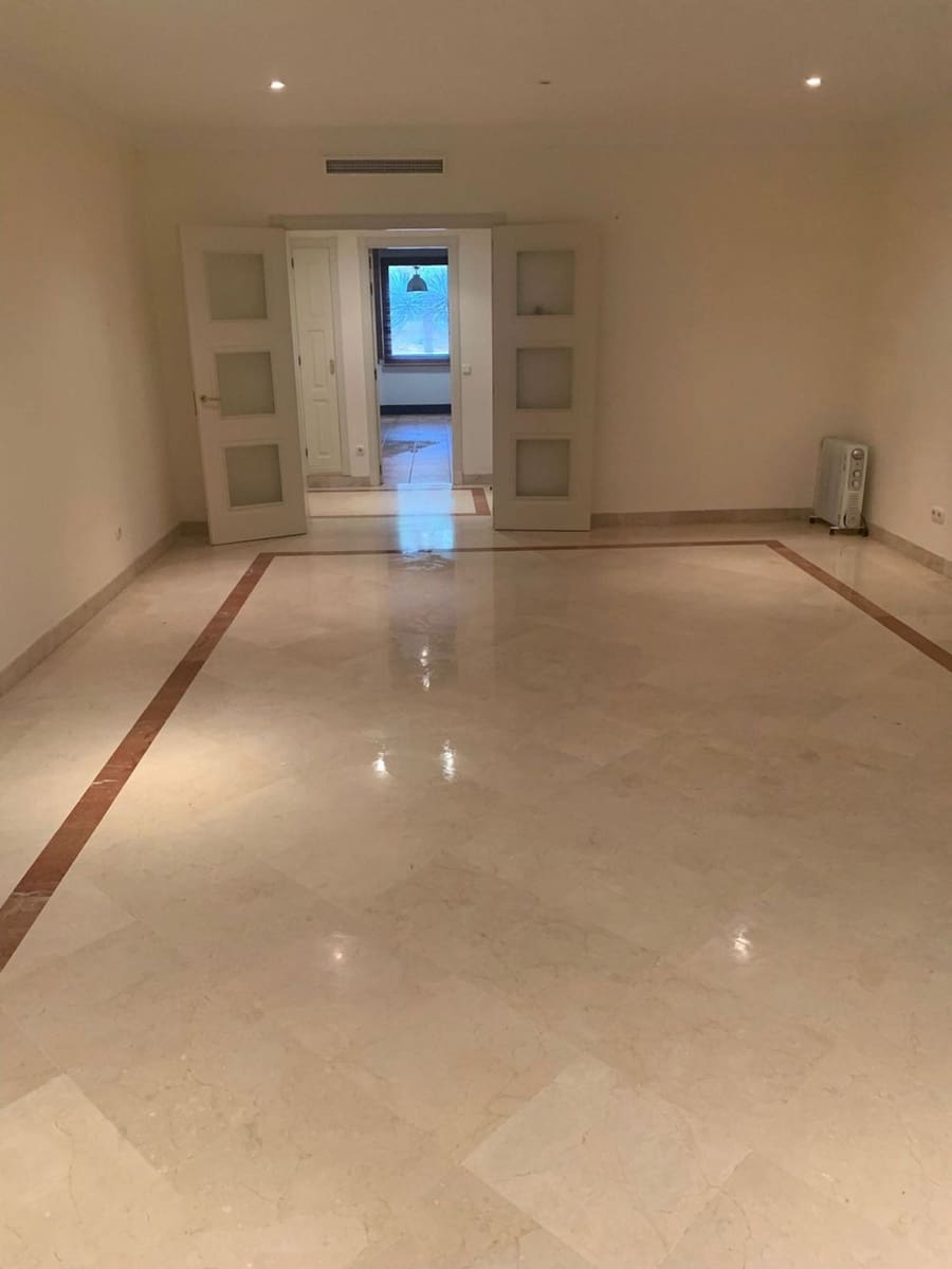 Apartamento de 3 habitaciones en Bahía de Marbella en venta con piscina garaje - 1.100.000 € (Ref: 9008466)