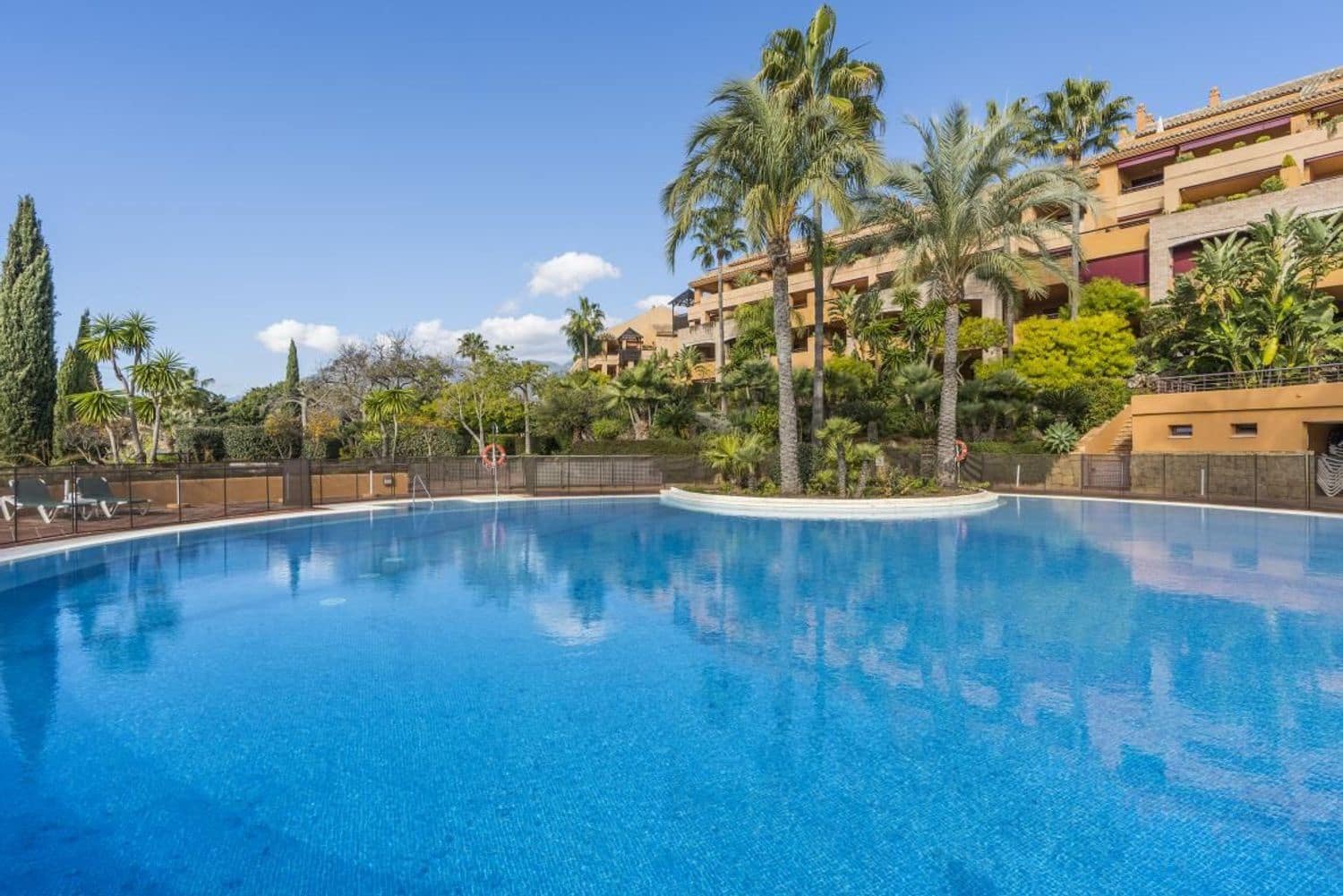 Apartamento de 3 habitaciones en Bahía de Marbella en venta con piscina garaje - 1.100.000 € (Ref: 9008466)