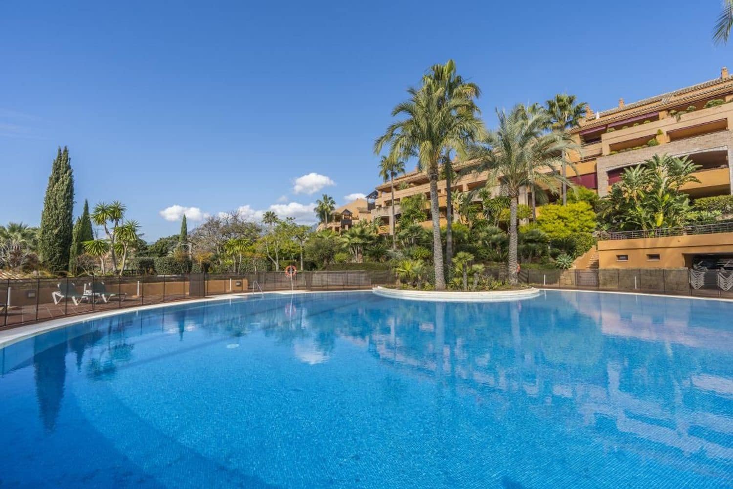 Apartamento de 3 habitaciones en Bahía de Marbella en venta con piscina garaje - 1.100.000 € (Ref: 9008466)