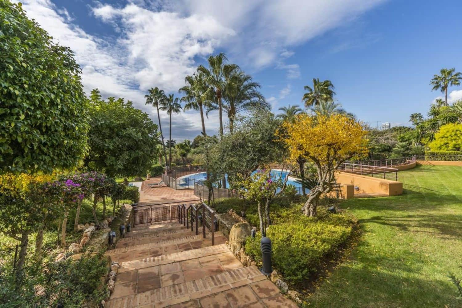 Apartamento de 3 habitaciones en Bahía de Marbella en venta con piscina garaje - 1.100.000 € (Ref: 9008466)