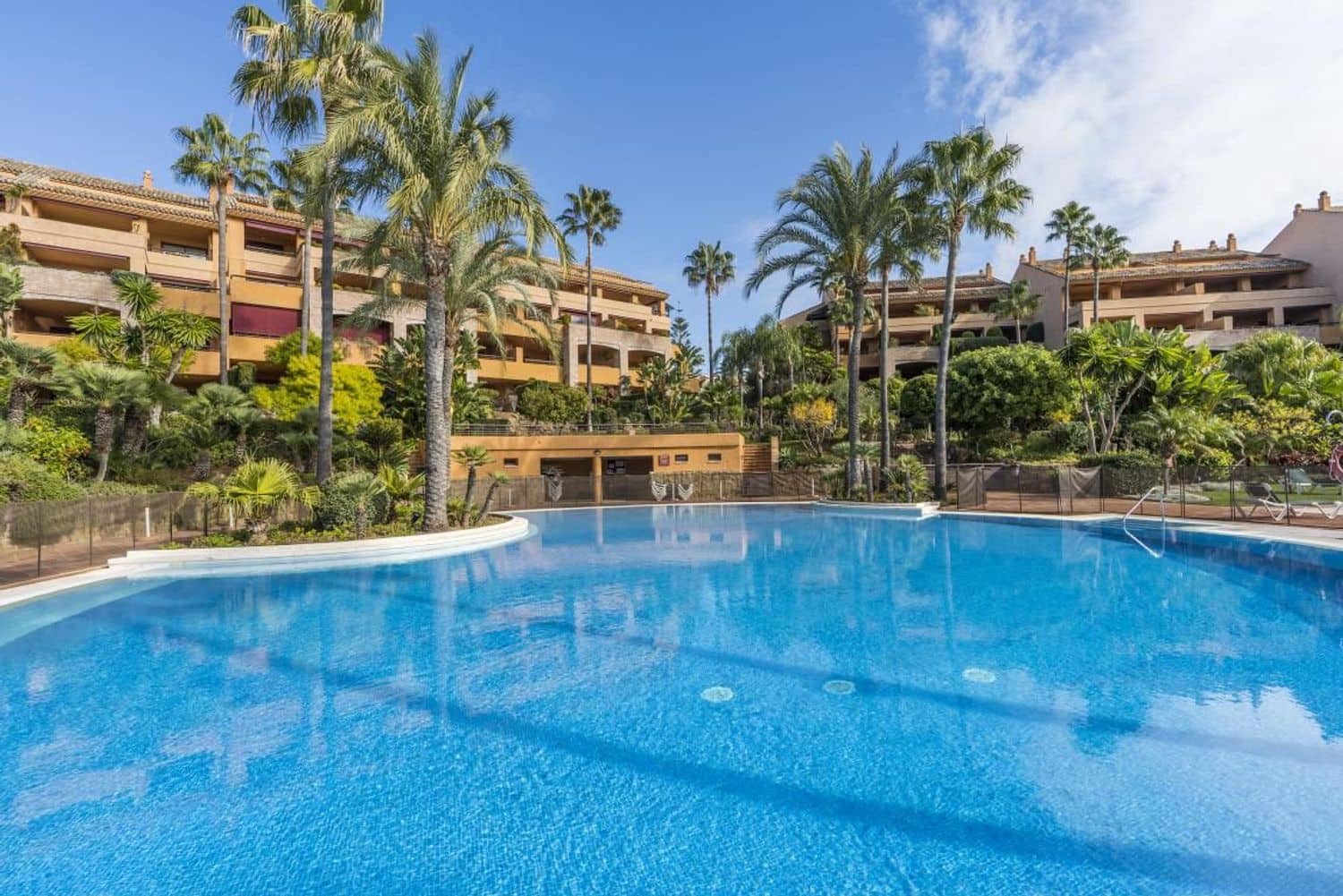 Apartamento de 3 habitaciones en Bahía de Marbella en venta con piscina garaje - 1.100.000 € (Ref: 9008466)