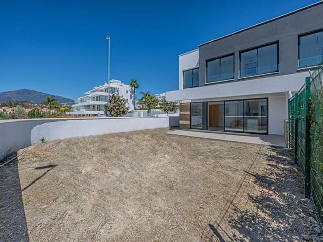 4 quarto Casa em Banda para venda em Nueva Atalaya, Estepona com piscina garagem - 1 065 000 € (Ref: 9797536)