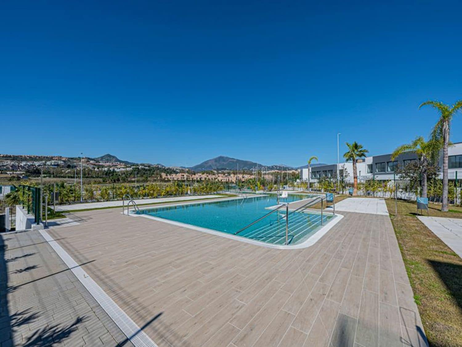 4 quarto Casa em Banda para venda em New Golden Mile com piscina garagem - 1 065 000 € (Ref: 9797536)