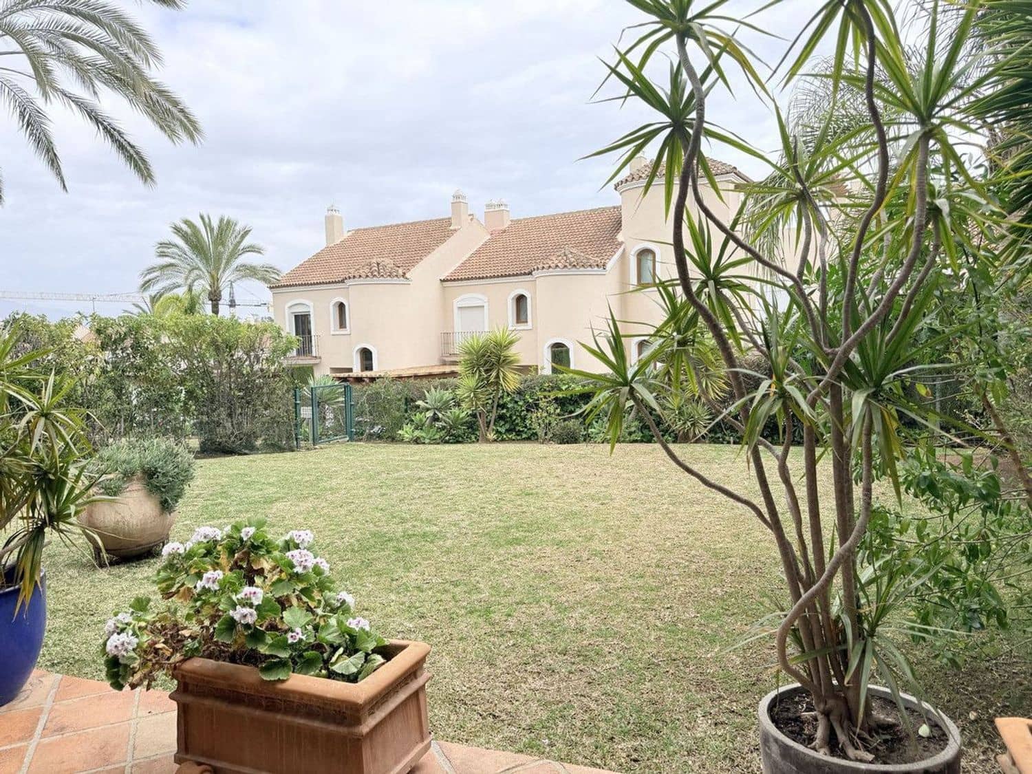 4 bedroom Townhouse for sale in New Golden Mile with pool garage - € 800,000 (Ref: 9797540)