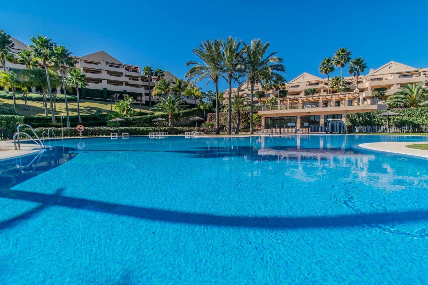 2 makuuhuone Huoneisto myytävänä paikassa Benahavis mukana uima-altaan 
autotalli - 459 000 € (Ref: 9797545)