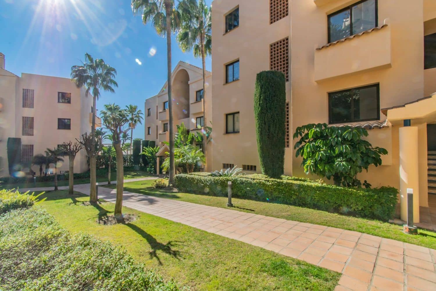 2 makuuhuone Huoneisto myytävänä paikassa Benahavis mukana uima-altaan 
autotalli - 459 000 € (Ref: 9797545)