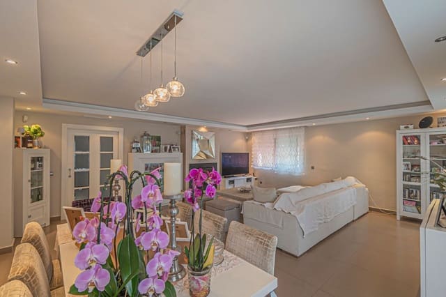 Chalet de 5 habitaciones en San Pedro de Alcántara Pueblo, Marbella en venta con piscina garaje - 1.950.000 € (Ref: 9797546)