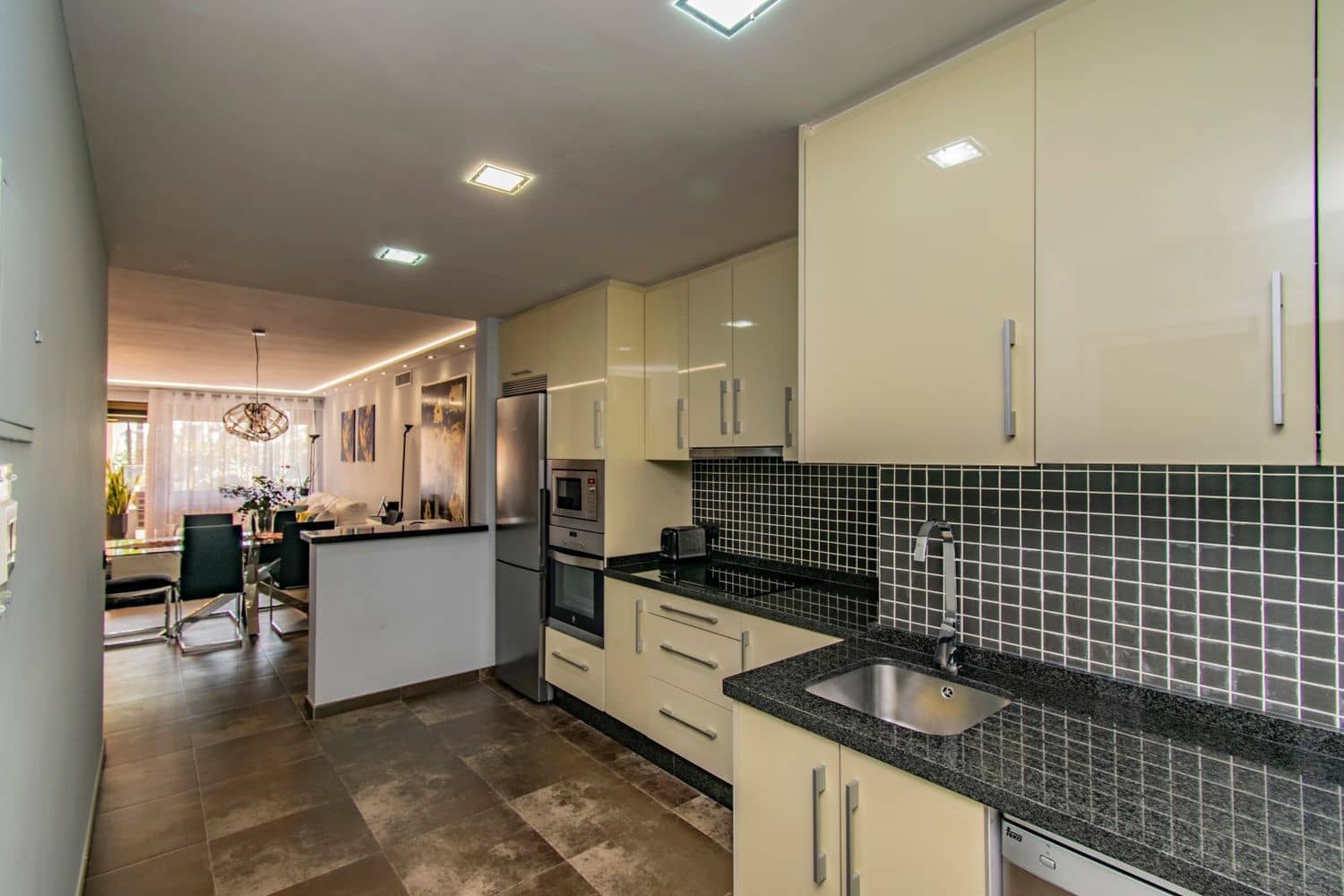 Apartamento de 2 habitaciones en New Golden Mile en venta con piscina garaje - 465.000 € (Ref: 9797554)