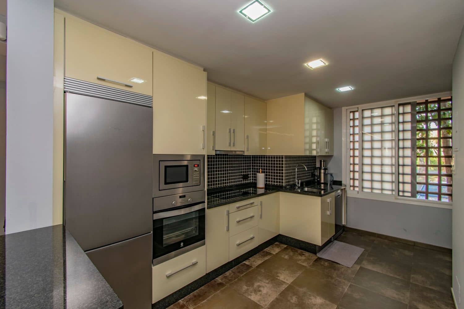 Apartamento de 2 habitaciones en New Golden Mile en venta con piscina garaje - 465.000 € (Ref: 9797554)