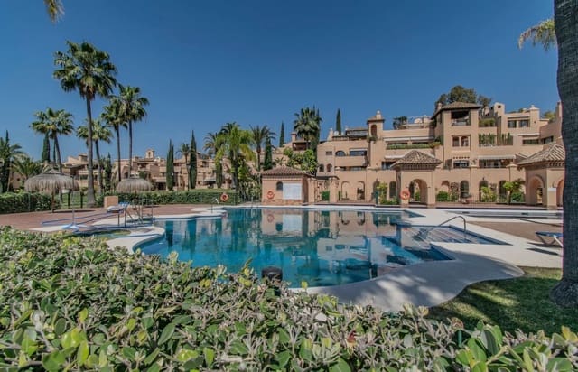 2 sovrum Lägenhet till salu i Nueva Atalaya, Estepona med pool garage - 465 000 € (Ref: 9797554)