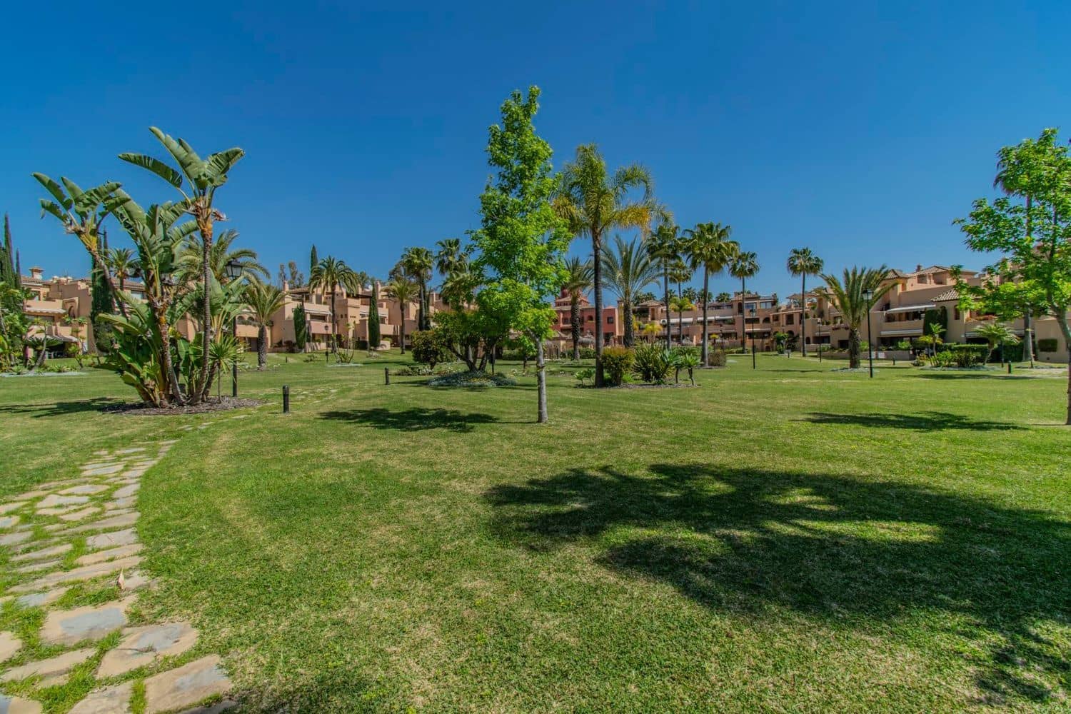 Apartamento de 2 habitaciones en New Golden Mile en venta con piscina garaje - 465.000 € (Ref: 9797554)