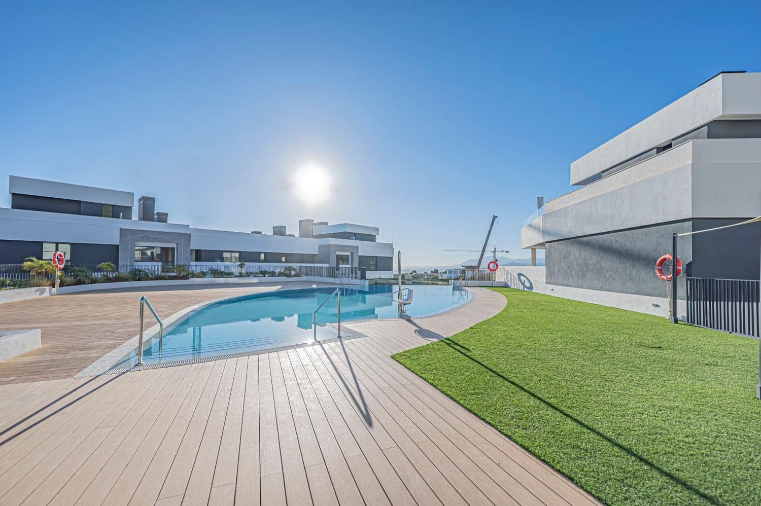 Apartamento de 3 habitaciones en Bahía de Marbella en venta con piscina garaje - 945.000 € (Ref: 9797555)