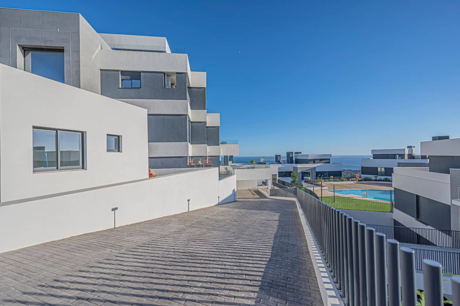 Apartamento de 3 habitaciones en Bahía de Marbella en venta con piscina garaje - 945.000 € (Ref: 9797555)