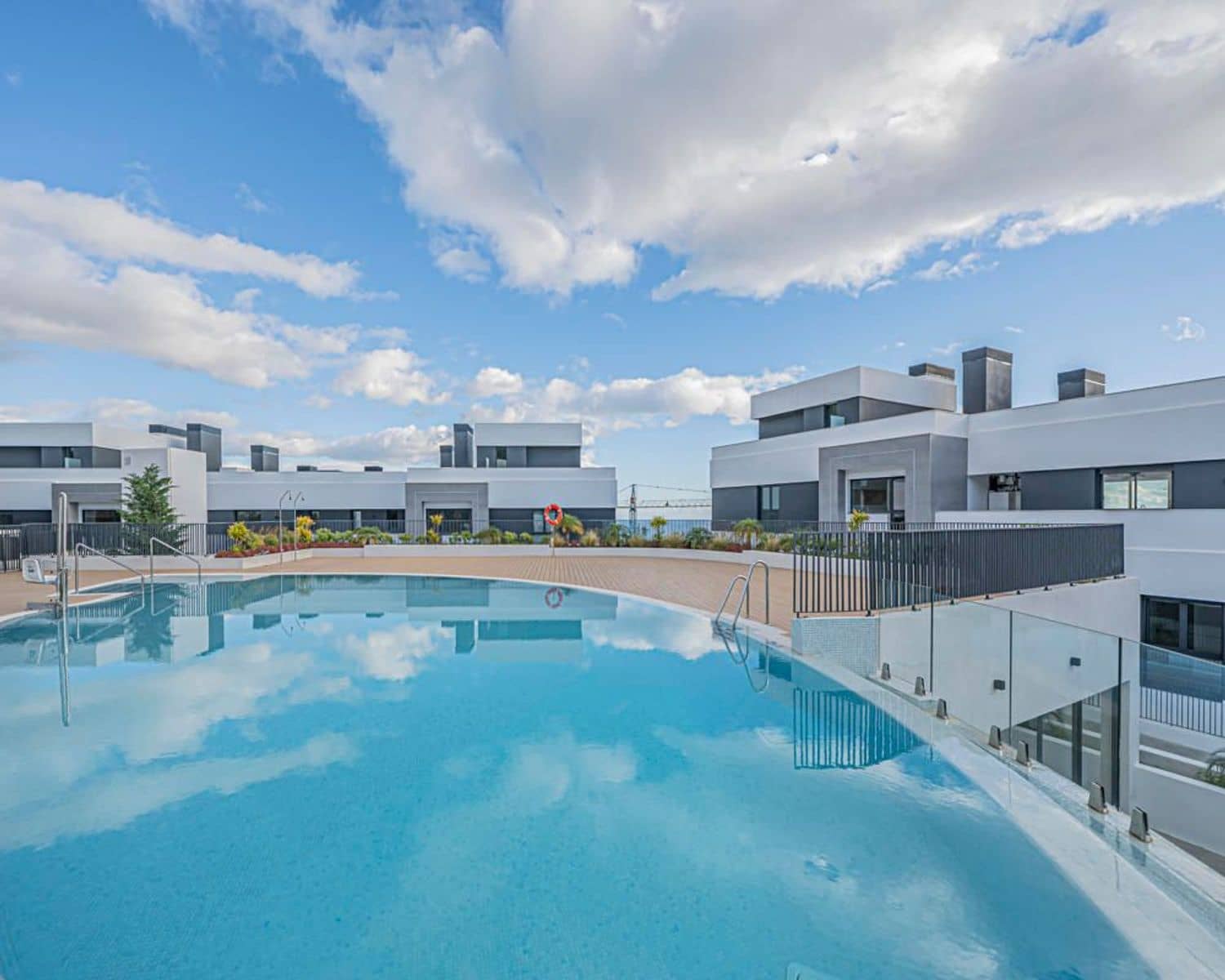 Apartamento de 3 habitaciones en Bahía de Marbella en venta con piscina garaje - 945.000 € (Ref: 9797555)