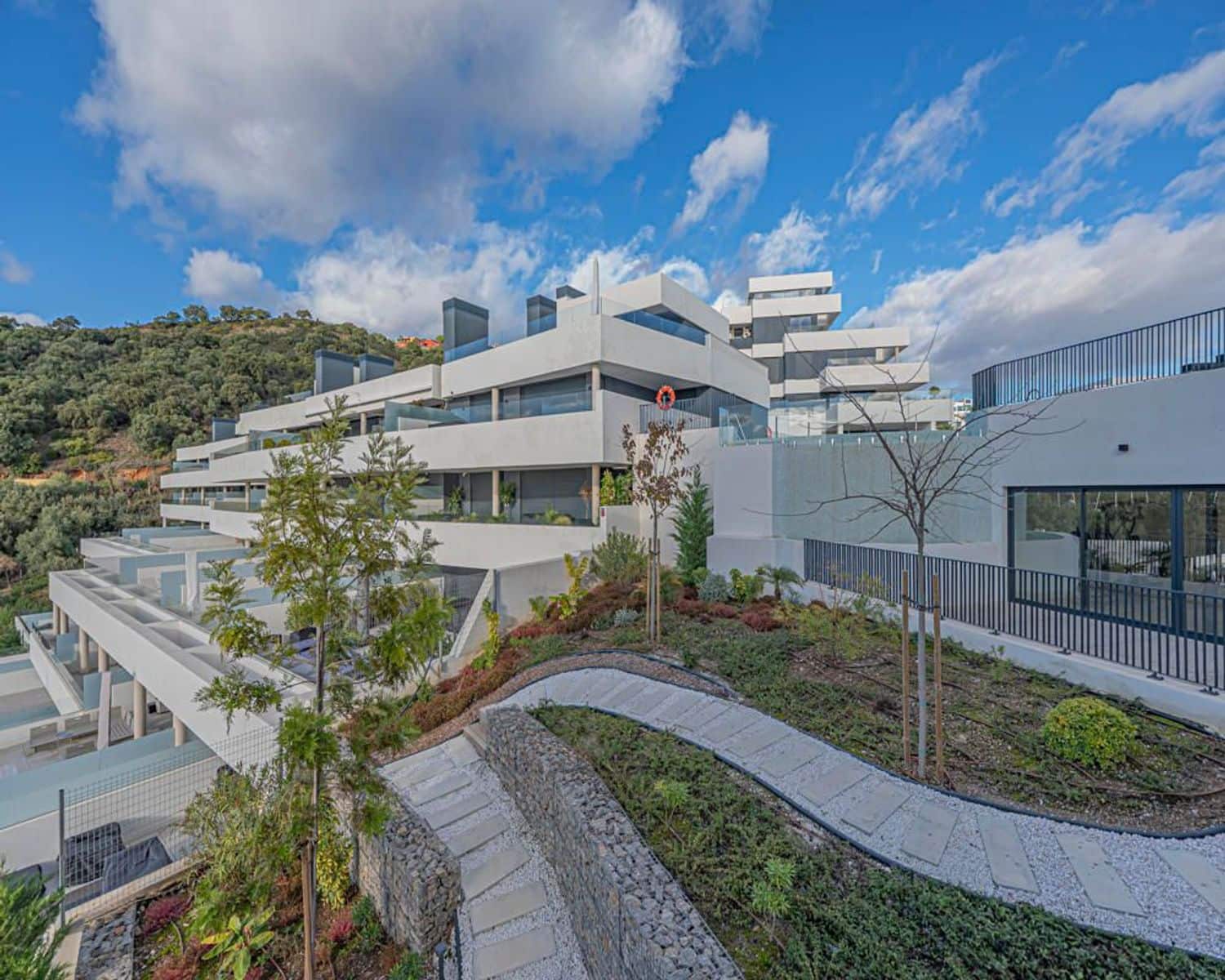 Apartamento de 3 habitaciones en Bahía de Marbella en venta con piscina garaje - 945.000 € (Ref: 9797555)