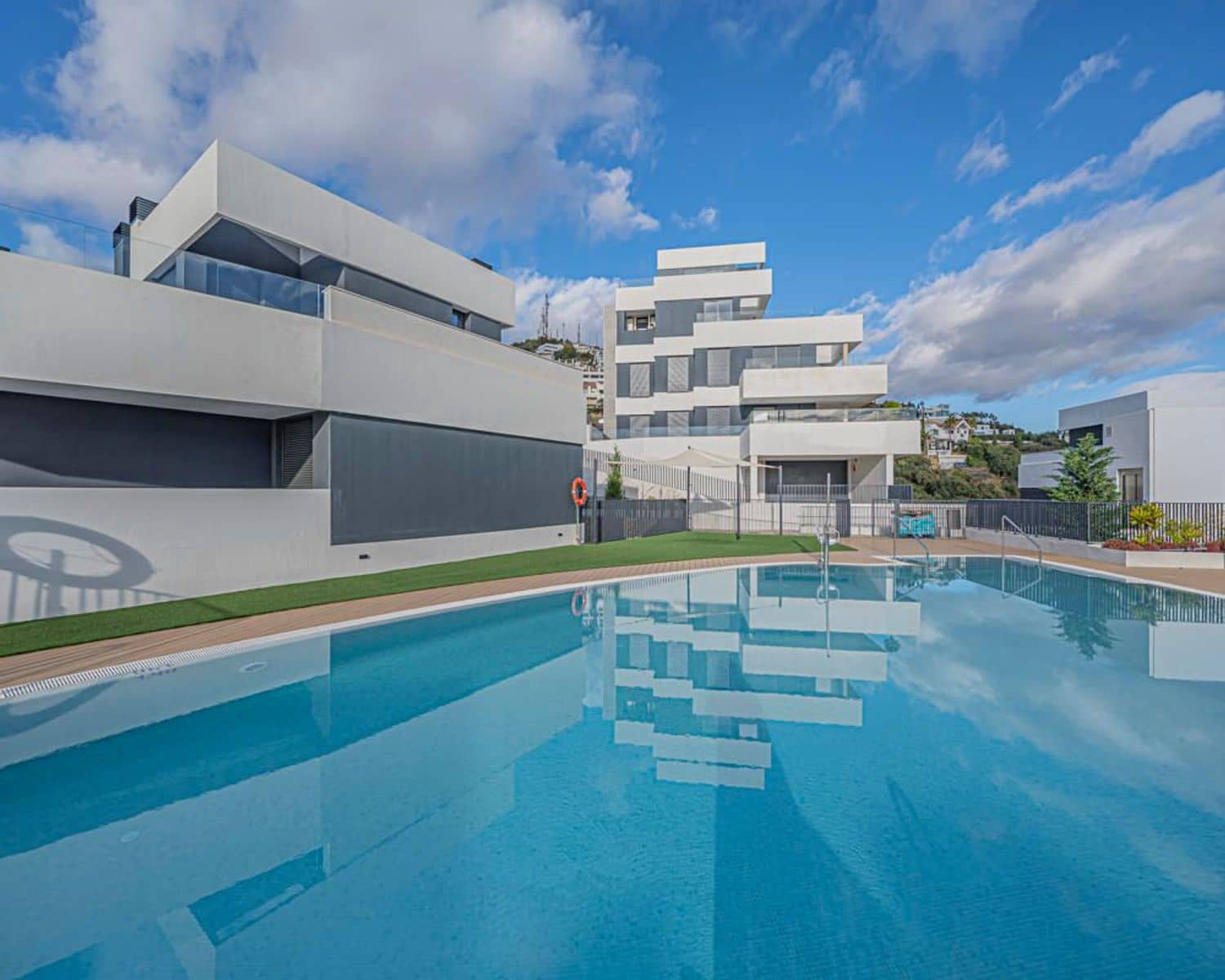 Apartamento de 3 habitaciones en Bahía de Marbella en venta con piscina garaje - 945.000 € (Ref: 9797555)