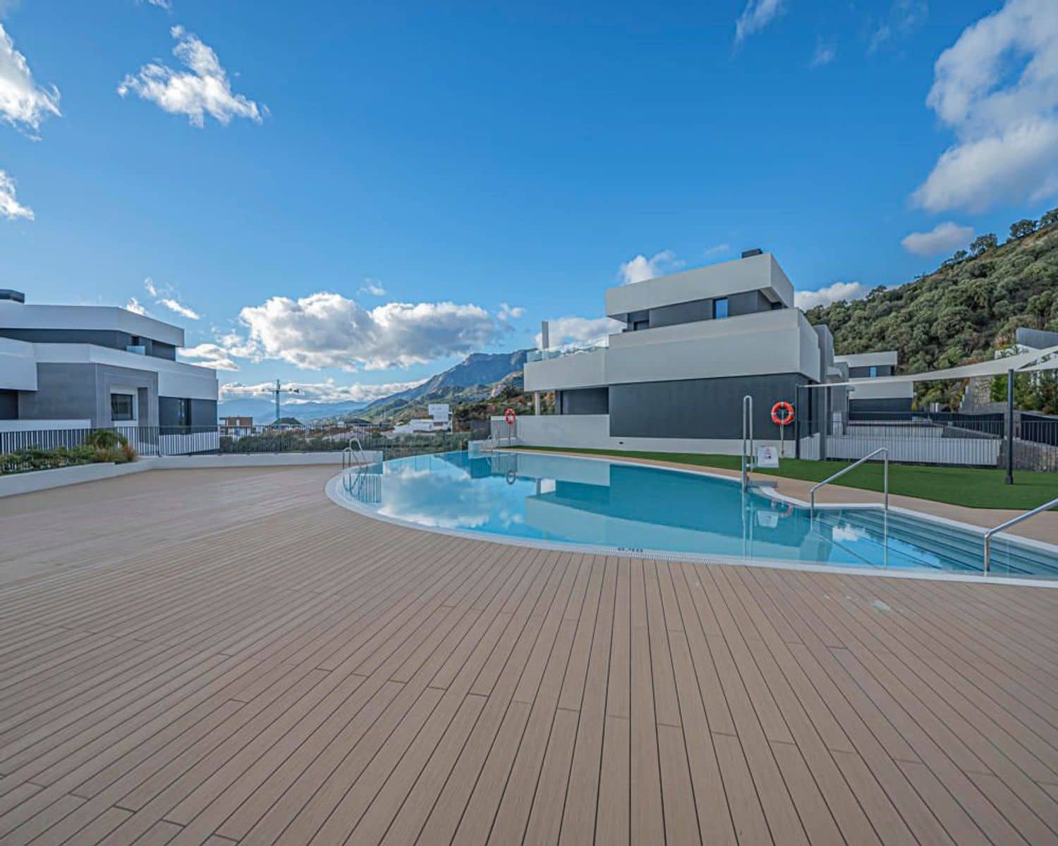 Apartamento de 3 habitaciones en Bahía de Marbella en venta con piscina garaje - 945.000 € (Ref: 9797555)