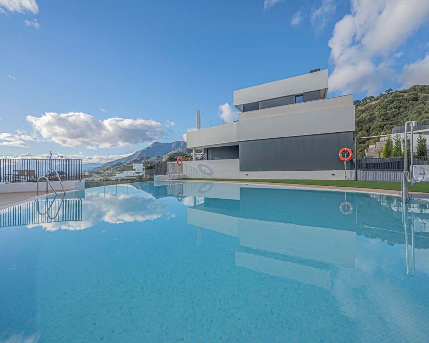 Apartamento de 3 habitaciones en Bahía de Marbella en venta con piscina garaje - 945.000 € (Ref: 9797555)