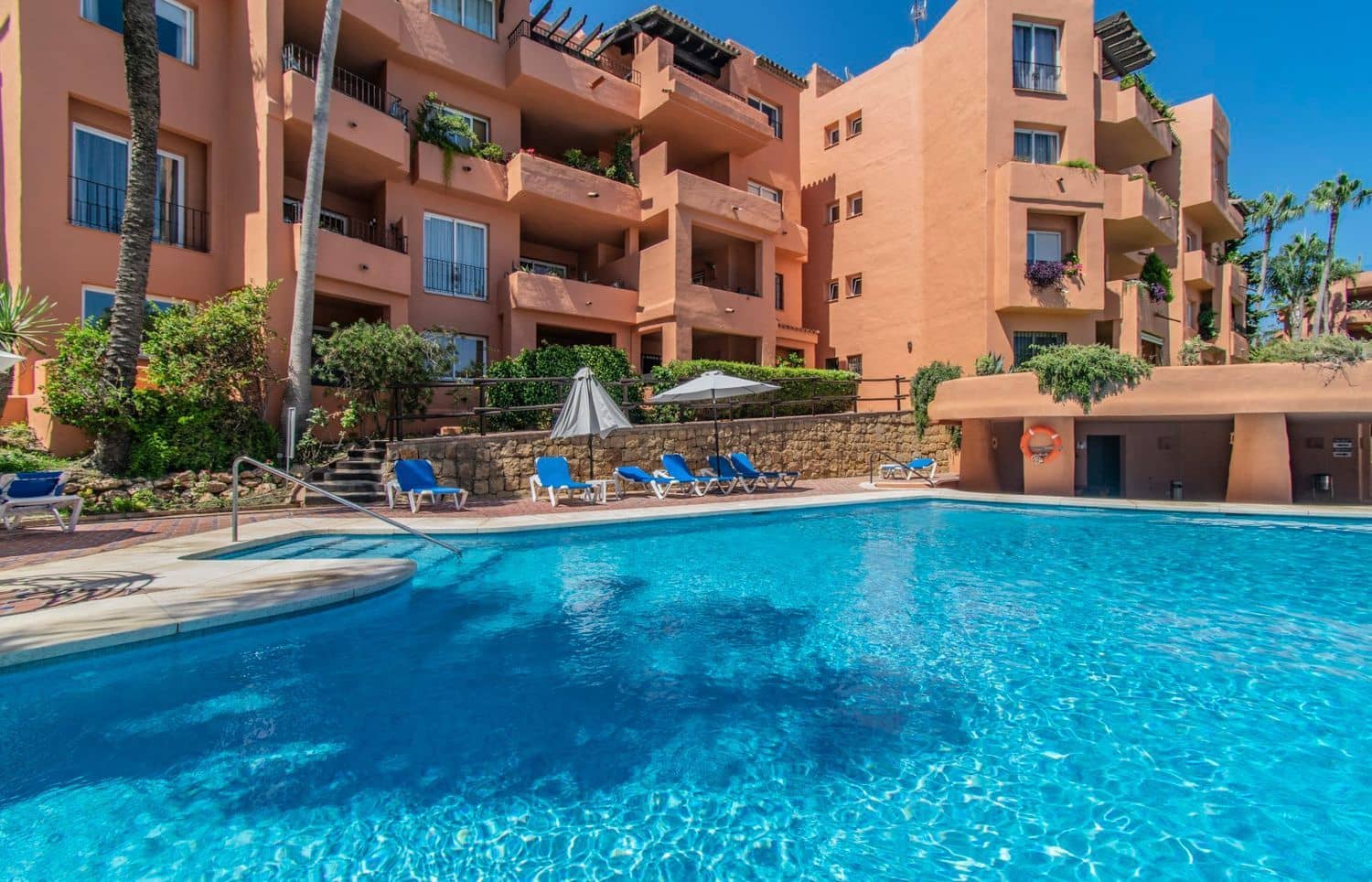 3 sypialnia Apartament na sprzedaż w Marbella z basenem garażem - 1 100 000 € (Ref: 9797558)