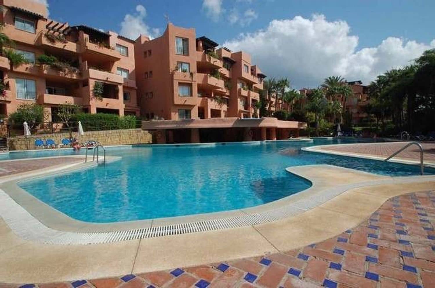 3 sypialnia Apartament na sprzedaż w Marbella z basenem garażem - 1 100 000 € (Ref: 9797558)