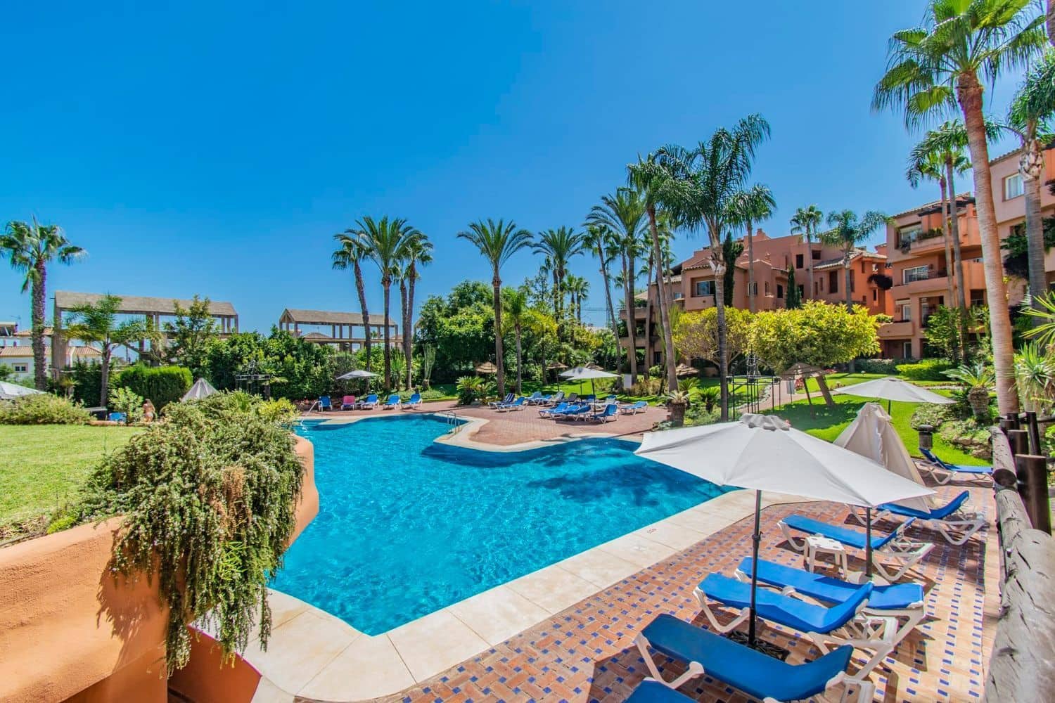 3 sypialnia Apartament na sprzedaż w Marbella z basenem garażem - 1 100 000 € (Ref: 9797558)