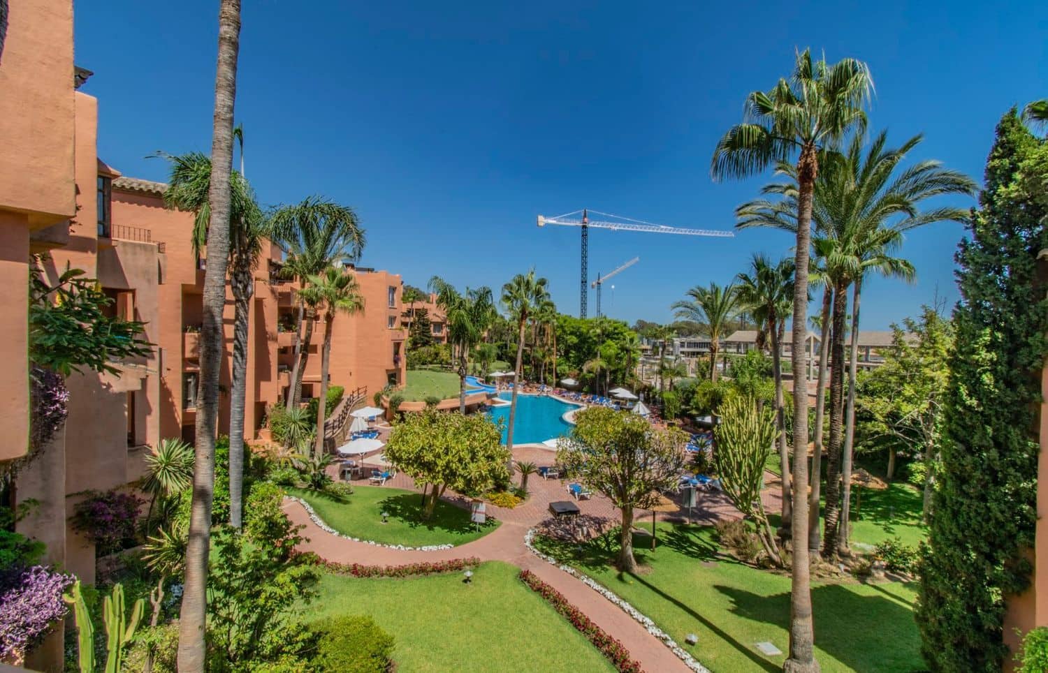 3 sypialnia Apartament na sprzedaż w Marbella z basenem garażem - 1 100 000 € (Ref: 9797558)