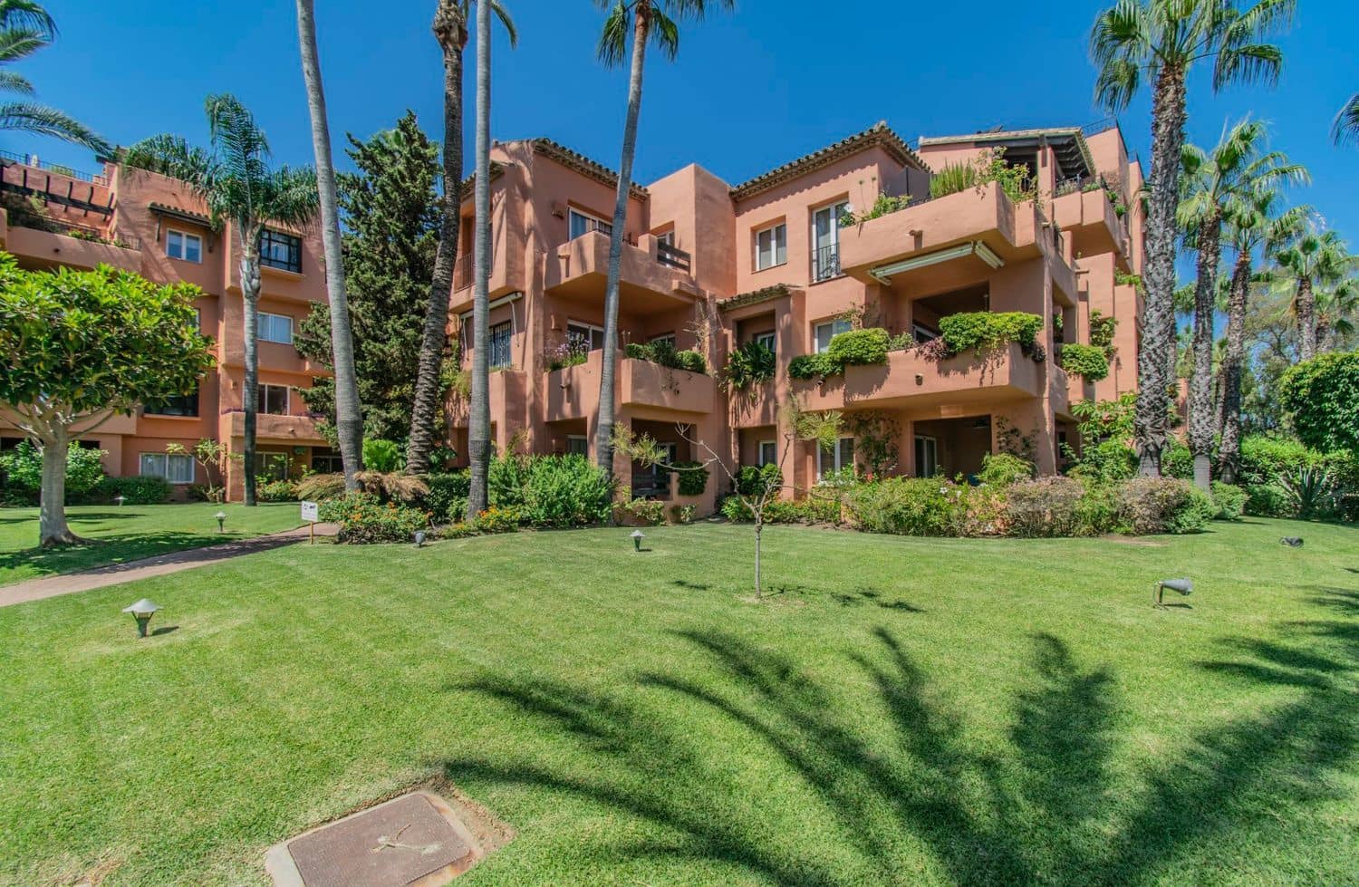 3 sypialnia Apartament na sprzedaż w Marbella z basenem garażem - 1 100 000 € (Ref: 9797558)