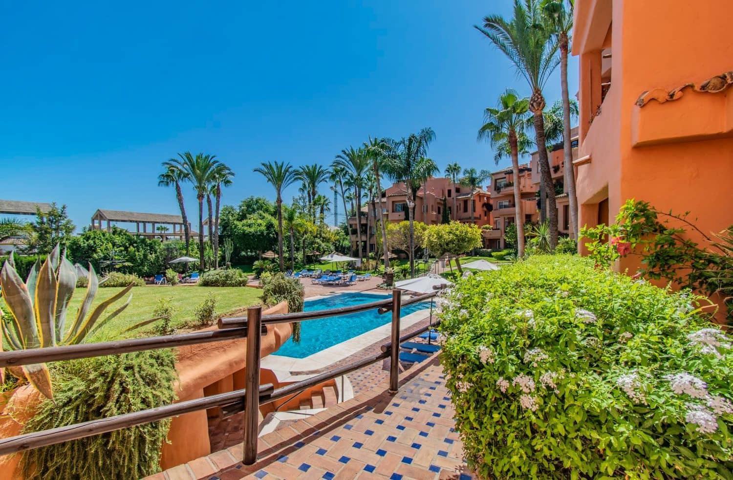 3 sypialnia Apartament na sprzedaż w Marbella z basenem garażem - 1 100 000 € (Ref: 9797558)