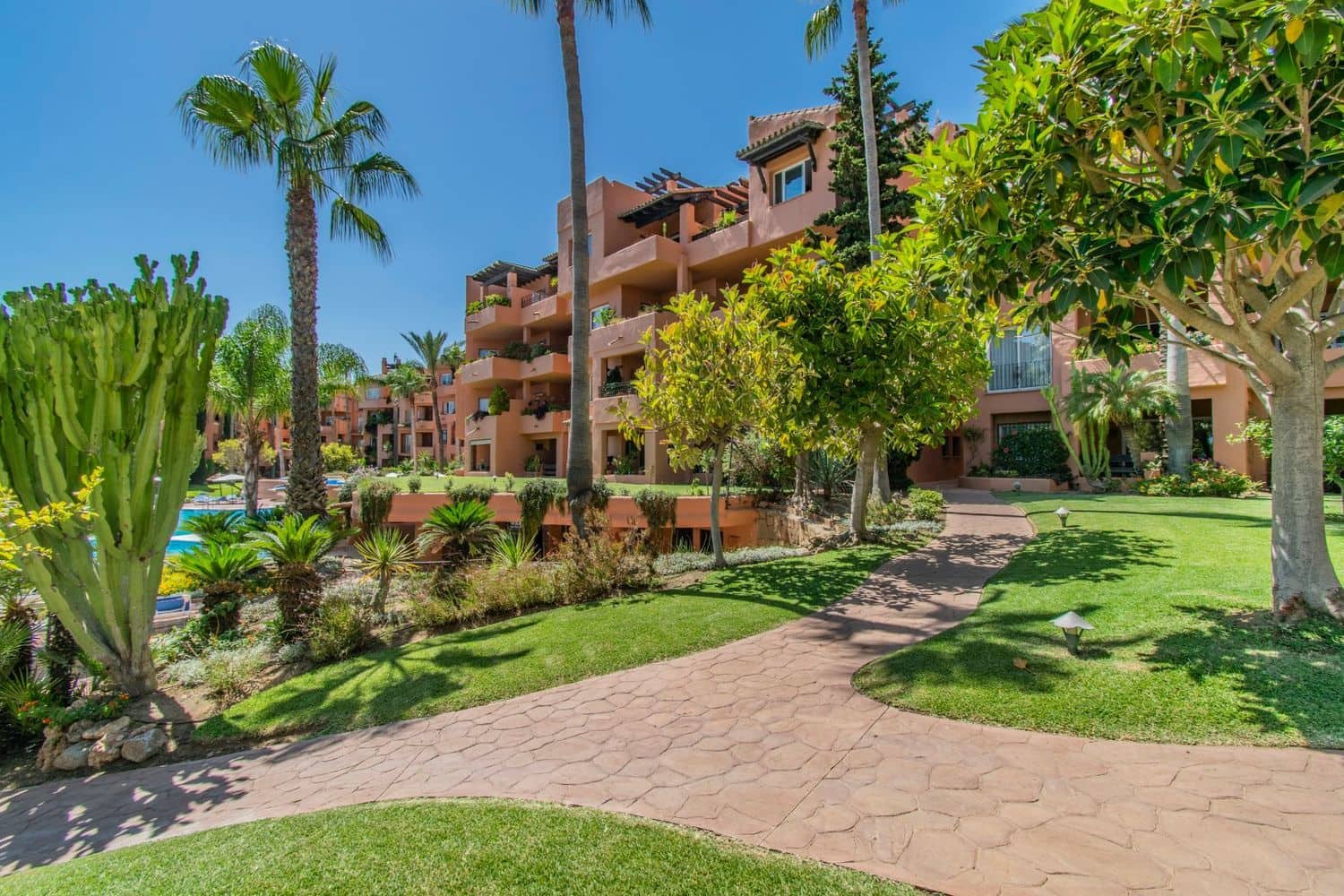3 sypialnia Apartament na sprzedaż w Marbella z basenem garażem - 1 100 000 € (Ref: 9797558)